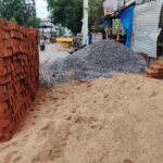 सड़क पर रेत, गिट्टी और मलबा रखने वालों पर कार्रवाई : नगर निगम ने वसूला 5-5 सौ रुपये जुर्माना