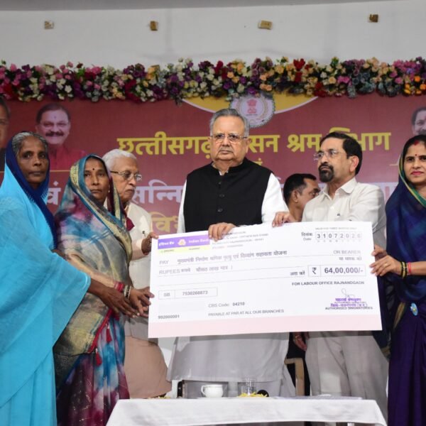मेहनतकश श्रमिकों के जीवन में शासन की योजनाएं ला रही महत्वपूर्ण परिवर्तन : डॉ. रमन सिंह