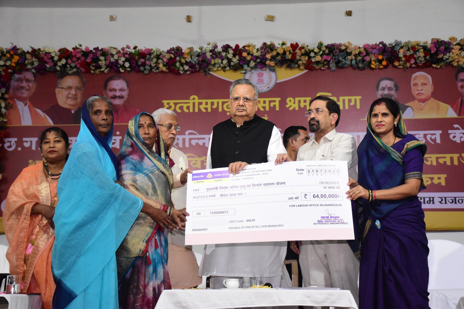 मेहनतकश श्रमिकों के जीवन में शासन की योजनाएं ला रही महत्वपूर्ण परिवर्तन : डॉ. रमन सिंह