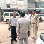 गुड़ाखू लाइन में निगम आयुक्त ने अमले के साथ किया पैदल भ्रमण, दुकानदारों से कहा- बाहर सामान न रखें
