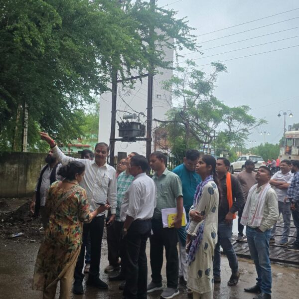 महापौर ने यातायात नगर जीर्णोद्धार कार्य का किया निरीक्षण : गुणवत्ता का ध्यान रखने और निर्माण में तेजी लाने के निर्देश