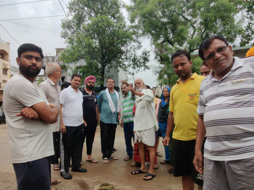 झमाझम बारिश से बेहाल राजनांदगांव, अमले के साथ सड़क पर उतरे महापौर व आयुक्त