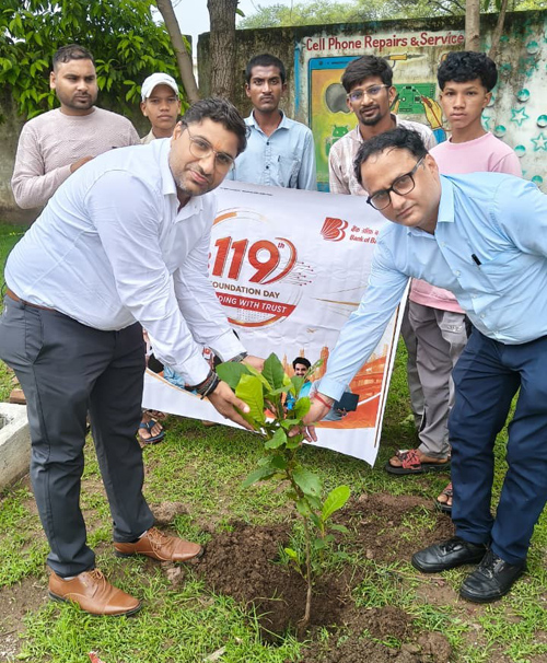 बैंक ऑफ बड़ौदा के 119वें स्थापना दिवस पर बड़ौदा आरसेटी परिसर में रोपे गए पौधे, पर्यावरण संरक्षण का दिया संदेश