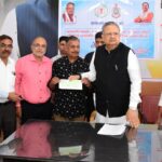 30 जरूरतमंदों और संस्थाओं को 13.05 लाख की सहायता, विधानसभा अध्यक्ष डॉ. रमन सिंह ने बांटे चेक
