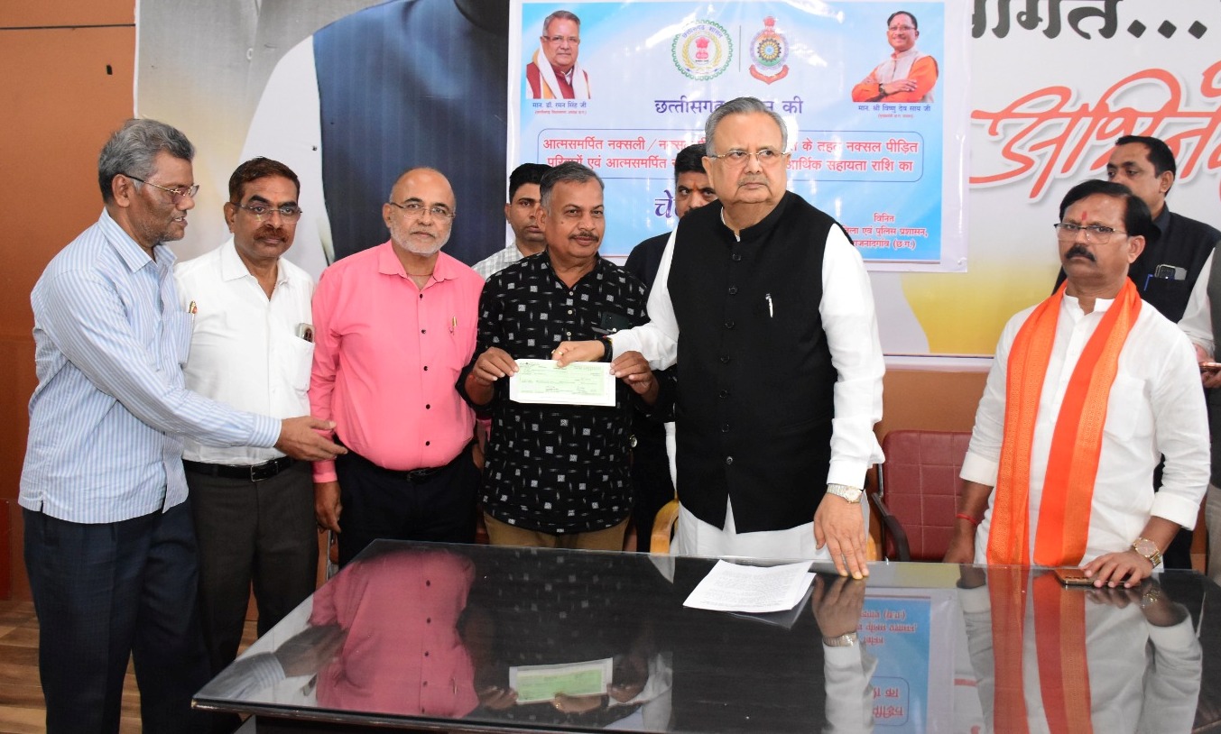 30 जरूरतमंदों और संस्थाओं को 13.05 लाख की सहायता, विधानसभा अध्यक्ष डॉ. रमन सिंह ने बांटे चेक