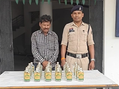 महाराष्ट्र निर्मित अवैध शराब का परिवहन कर रहा बुजुर्ग गिरफ्तार, मोटरसाइकिल और 40 पौवा शराब जप्त