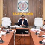 कलेक्टर ने समय-सीमा बैठक में शासन की प्राथमिकता वाली योजनाओं की प्रगति की समीक्षा की