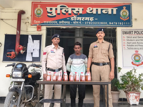 डोंगरगढ़ पुलिस की कार्रवाई: 54 हजार की अवैध शराब व बाइक जब्त, युवक गिरफ्तार