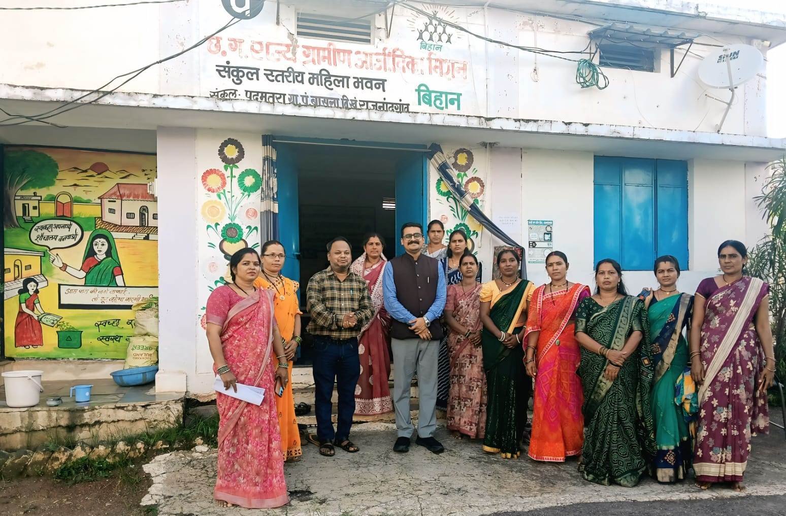 सोलर दीदियों से मिले जिला पंचायत सीईओ, पदुमतरा में एनआरएलएम गतिविधियों का लिया जायजा