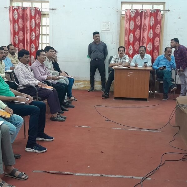 निगम की राजस्व बैठक : 20 दिनों में 1.50 करोड़ से ज्यादा की वसूली, आयुक्त मरकाम ने 3 अफसरों को किया पुरस्कृत