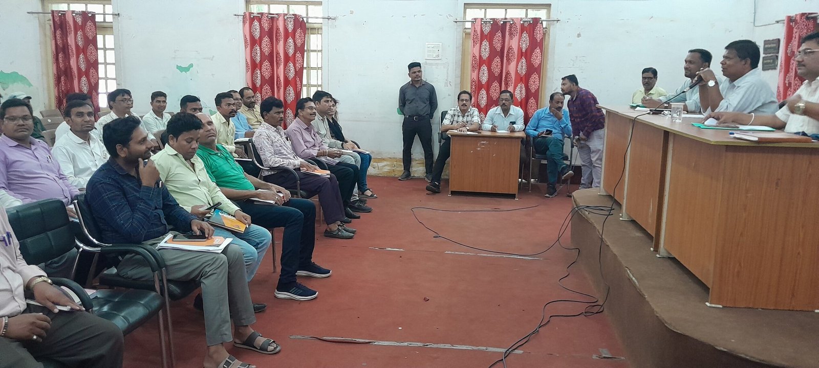 निगम की राजस्व बैठक : 20 दिनों में 1.50 करोड़ से ज्यादा की वसूली, आयुक्त मरकाम ने 3 अफसरों को किया पुरस्कृत