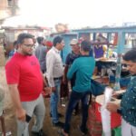 प्रतिबंधित प्लास्टिक के खिलाफ निगम की सख्ती, मोहारा फ्लाई ओवर के नीचे ठेले और चखना सेंटरों पर कार्रवाई