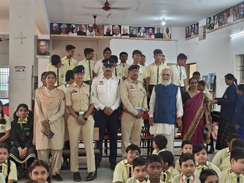 नाबालिग चालकों को पुलिस की समझाइश, स्कूली बच्चों को सिखाए&hellip;