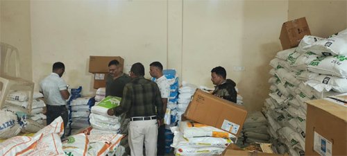 अवैध खाद-कीटनाशक गोदाम पर कृषि विभाग का छापा, गंडई में गोदाम सील, भारी मात्रा में जैव उत्प्रेरक जब्त