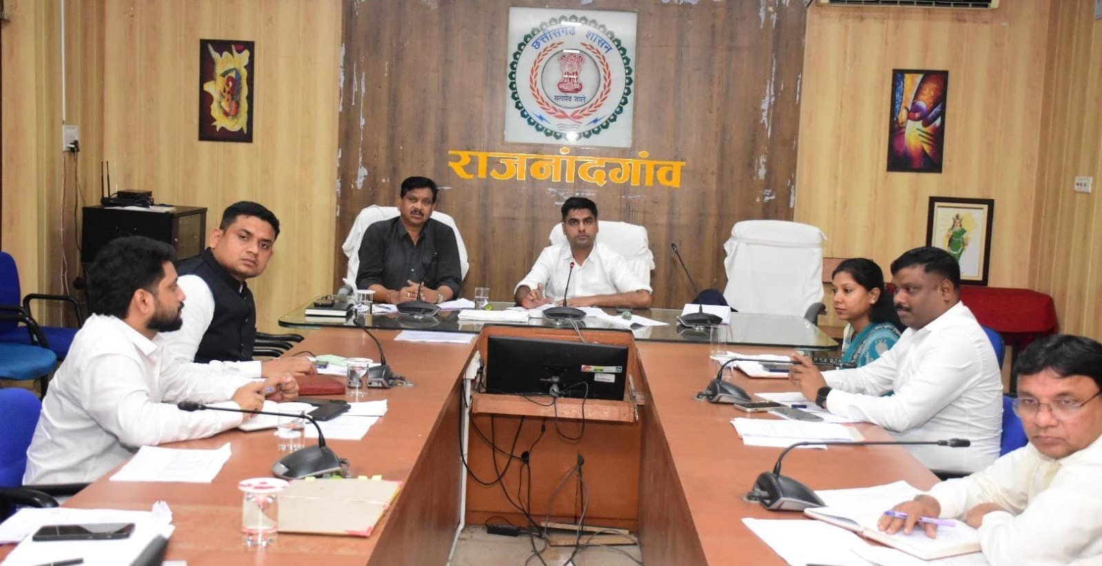 कलेक्टर ने ली राजस्व अधिकारियों की बैठक, प्रकरणों के समयबद्ध निराकरण के दिए निर्देश