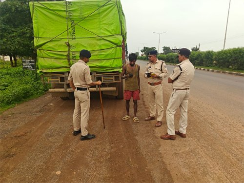 राष्ट्रीय राजमार्ग-53 पर सड़क किनारे खड़े अवैध वाहनों पर यातायात&hellip;