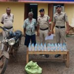 शराब तस्करी में नाबालिग का इस्तेमाल करने वाला पिता गिरफ्तार, 35 पौवा देसी मवेशी शराब जब्त