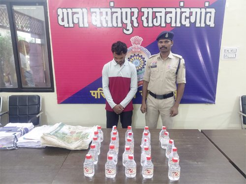 मोहारा बायपास पर शराब बेचते कोचिया रंगे हाथों गिरफ्तार, 25 पौवा देसी शराब जब्त