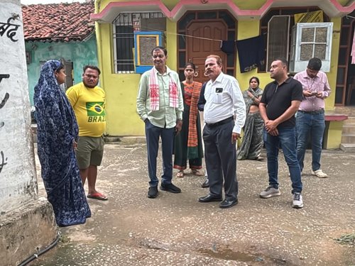 टाकापारा के लोधीपारा में बिछेगी पाइपलाइन, 12 नए बिजली पोल भी लगेंगे, महापौर ने किया वार्ड-14 का निरीक्षण
