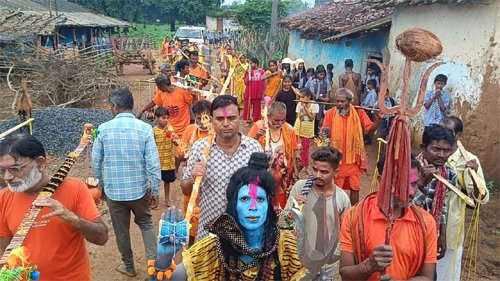 मानपुर में सावन के आखिरी सोमवार पर कांवड़ियों की धूम, बरसते पानी में गूंजे ‘बोल बम’ के जयकारे