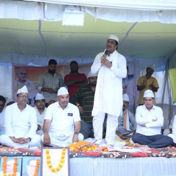 महाविद्यालय भवन निर्माण की मांग : पूर्व विधायक भुनेश्वर बघेल का दो दिवसीय उपवास समाप्त, 1100 समर्थन पत्र सौंप सौंपा ज्ञापन