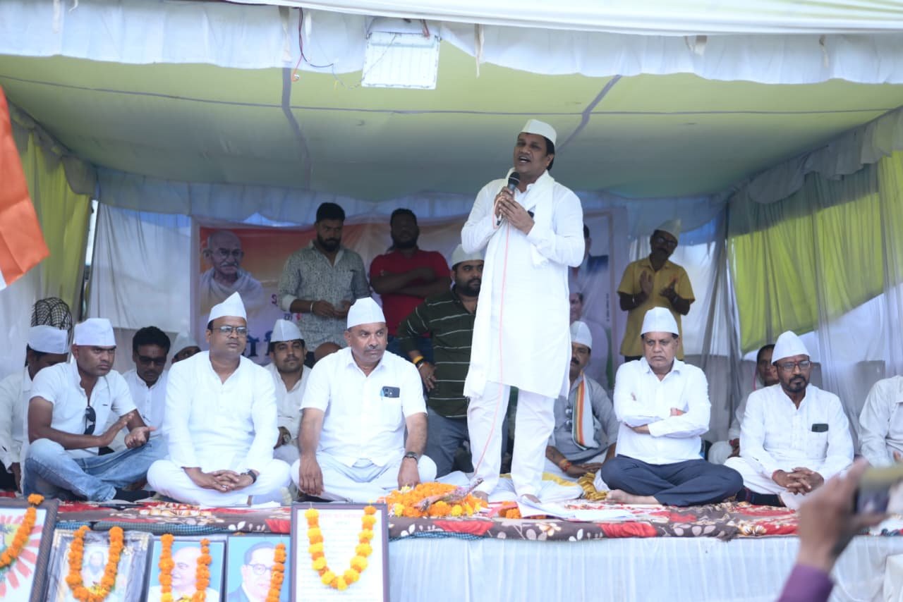 महाविद्यालय भवन निर्माण की मांग : पूर्व विधायक भुनेश्वर बघेल का दो दिवसीय उपवास समाप्त, 1100 समर्थन पत्र सौंप सौंपा ज्ञापन