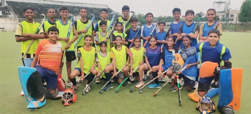 अंतर्राष्ट्रीय हॉकी स्टेडियम में खेला गया मैत्रीपूर्ण मैच, पटरी पार के खिलाड़ियों ने मैदान में दिखाया हुनर