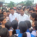 शिक्षकों की कमी व अधूरी सड़क से आक्रोशित ग्रामीणों ने गठुला में लगाया चक्काजाम, महापौर के आश्वासन पर रास्ता खुला