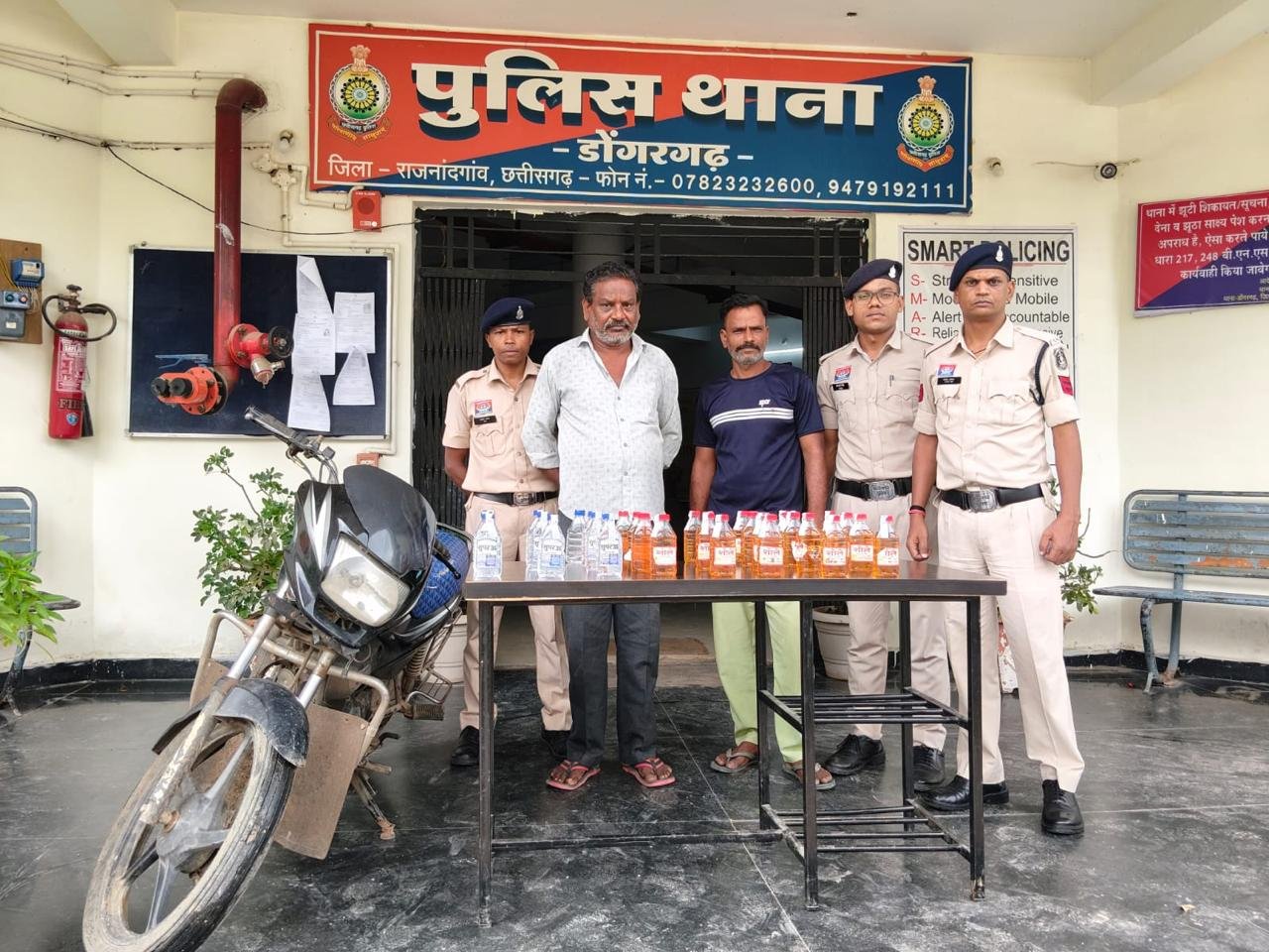 अवैध शराब का परिवहन करते डोंगरगढ़ में दो आरोपी गिरफ्तार, बाइक और 30 पौवा शराब जब्त