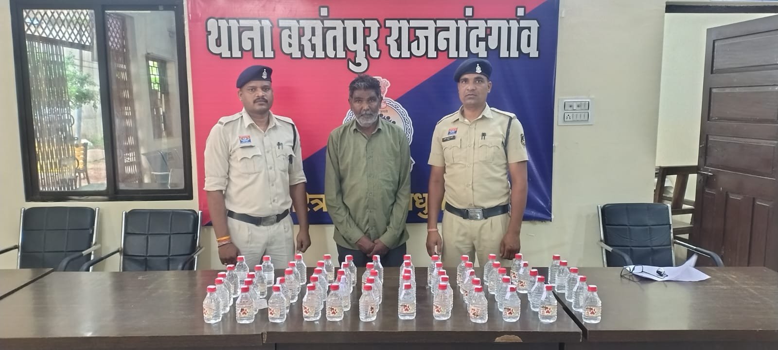 राजनांदगांव में अवैध शराब पर पुलिस की बड़ी स्ट्राइक : एक साथ कई ठिकानों पर रेड, 4 आरोपी गिरफ्तार