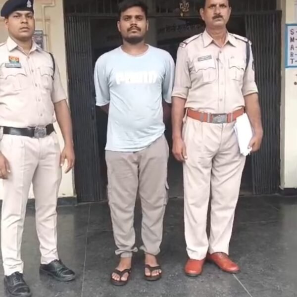 ₹5,000 का इनामी फरार आरोपी ‘छोटे कट्टी’ चढ़ा पुलिस के हत्थे, शराब तस्करी मामले में था तीन माह से फरार