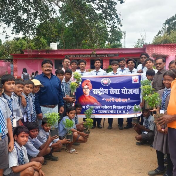 एनएसएस स्थापना दिवस पर विद्यार्थियों ने किया वृक्षारोपण