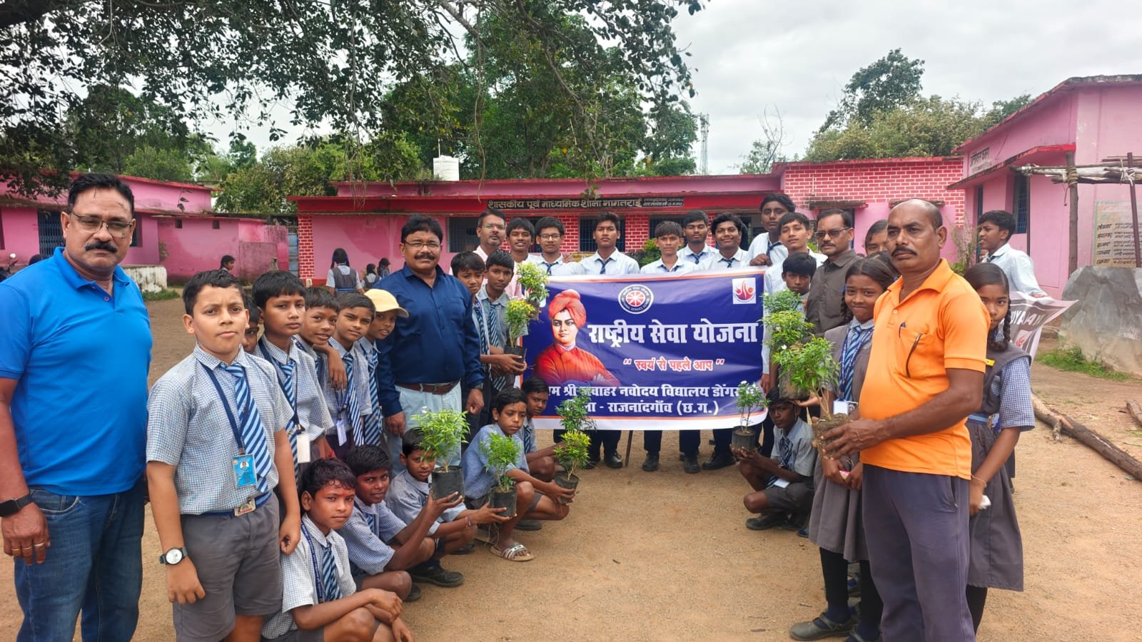एनएसएस स्थापना दिवस पर विद्यार्थियों ने किया वृक्षारोपण