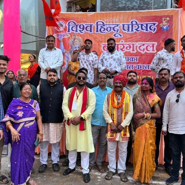 यादव समाज की भव्य शोभायात्रा का मानव मंदिर चौक पर विहिप-बजरंग दल ने किया पुष्पवर्षा से स्वागत