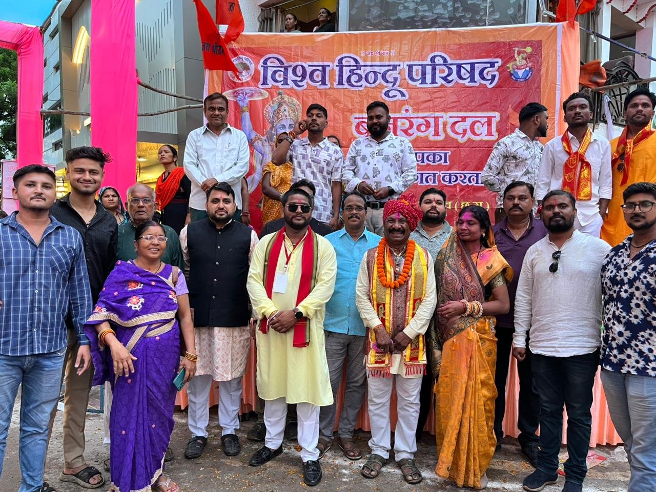 यादव समाज की भव्य शोभायात्रा का मानव मंदिर चौक पर विहिप-बजरंग दल ने किया पुष्पवर्षा से स्वागत