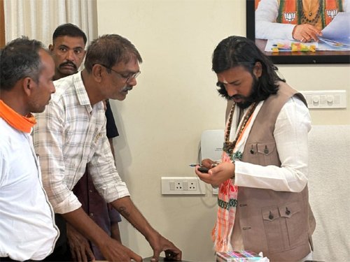 कौशल विकास मंत्री गुरु खुशवंत साहेब से डॉ. हेमशंकर जेठमल साहू ने की सौजन्य भेंट