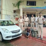कार की डिग्गी में छिपाकर ले जा रहे थे 50 हजार की अवैध शराब, पुलिस और साइबर टीम ने आरोपी को दबोचा