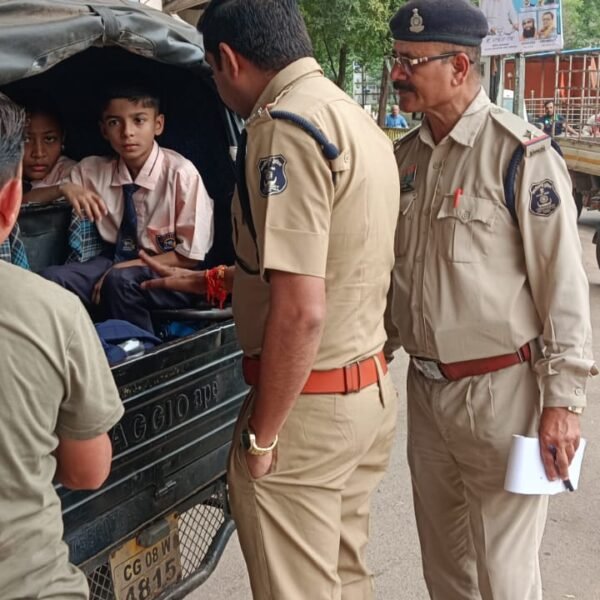 स्कूली ऑटो चालकों एवं बच्चों को यातायात सुरक्षा के प्रति किया जागरूक