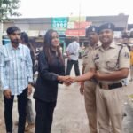 उफनती नदी में फंसी कार, पेड़ की टहनी पकड़े जिंदगी की गुहार लगा रहे थे 5 दोस्त : गंडई थाना प्रभारी ने छलांग लगाकर बचाई जान