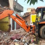 गौरी नगर में शासकीय जमीन पर चला बुलडोजर, अवैध निर्माण ढहाया