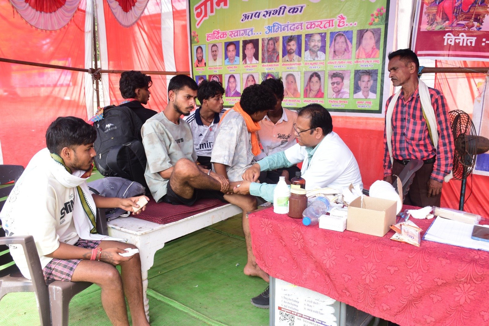 मां बम्लेश्वरी के पदयात्रियों के लिए बिछा सेवा का कालीन : 45 पंडालों में 24 घंटे मिल रहा नि:शुल्क भोजन, नाश्ता और इलाज