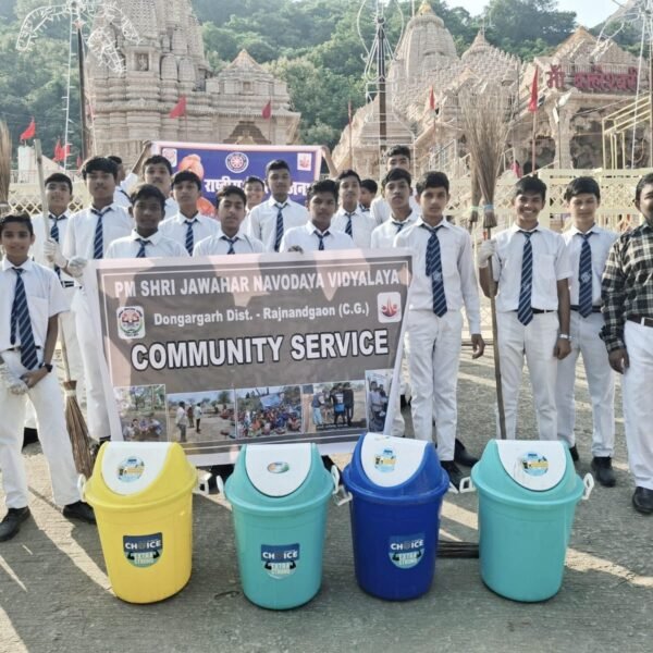 डोंगरगढ़ मेले से पहले नवोदय विद्यालय के विद्यार्थियों ने चलाया सफाई अभियान