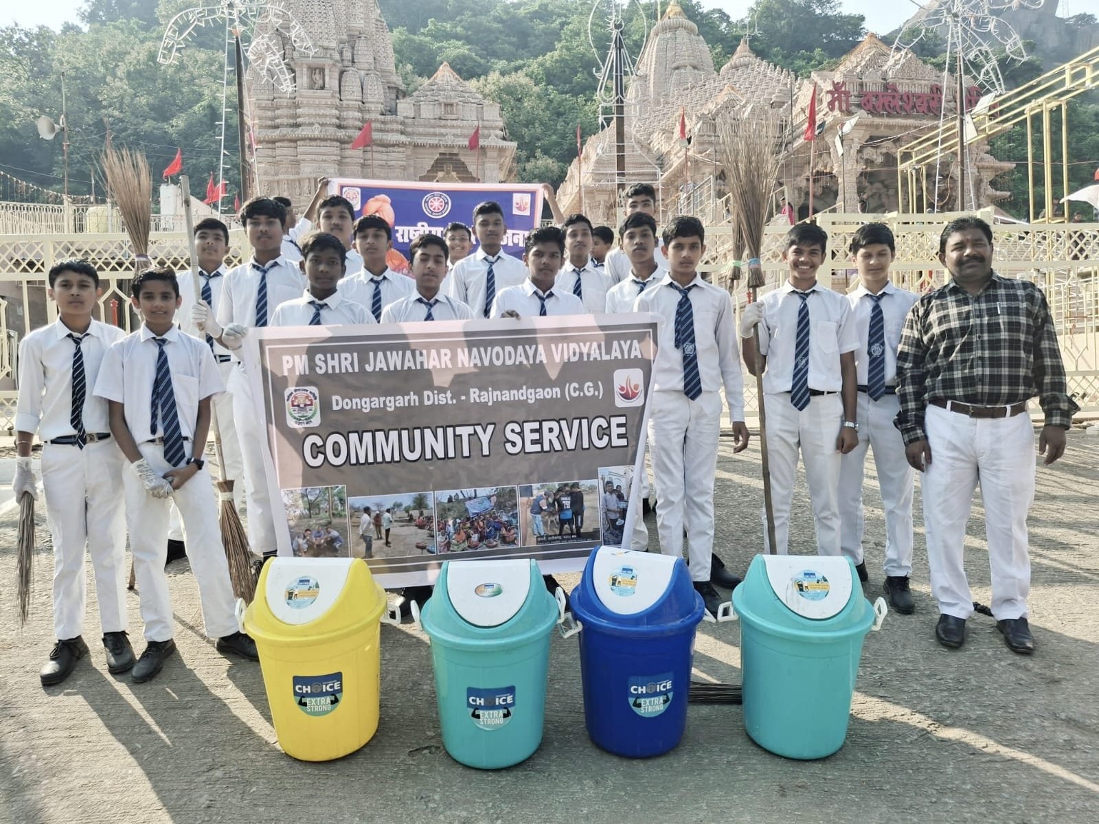 डोंगरगढ़ मेले से पहले नवोदय विद्यालय के विद्यार्थियों ने चलाया सफाई अभियान
