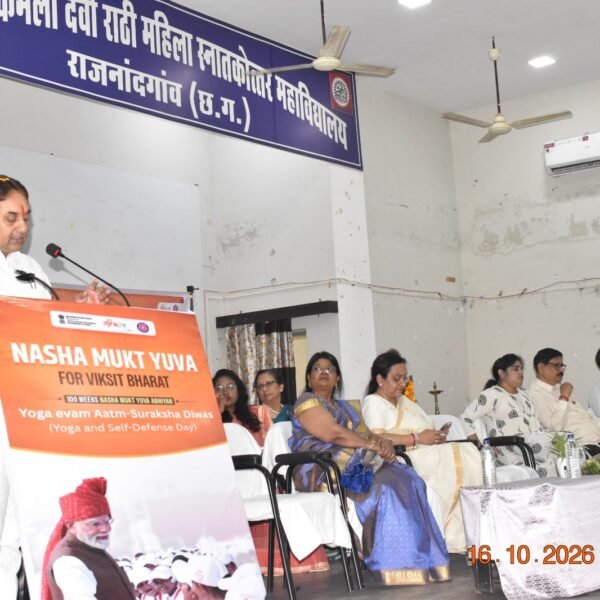 कमला कॉलेज में 250 से अधिक छात्राओं ने किया योग, सीखे आत्मरक्षा के गुर