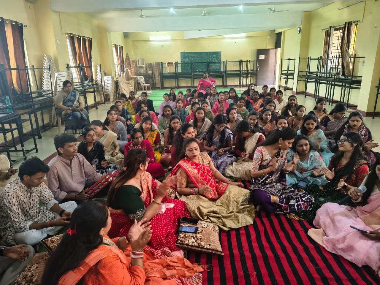 संस्कार सिटी कॉलेज में गरबा-डांडिया की धूम, भजनों से भक्तिमय हुआ माहौल