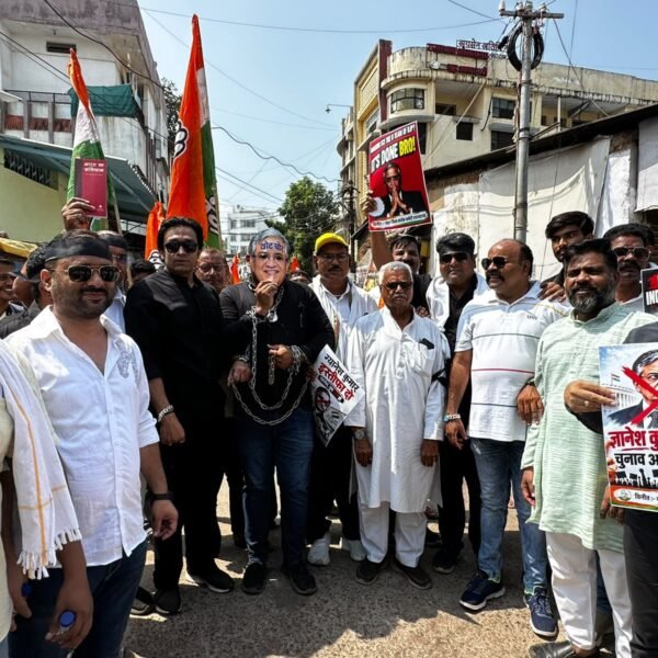 वोट बचाओ-देश बचाओ मार्च में शहर कांग्रेस का उग्र प्रदर्शन, ज्ञानेश कुमार का पुतला दहन