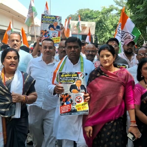 जिला कांग्रेस का हल्लाबोल : ‘वोट चोर, गद्दी छोड़ो’ के नारों से गूंजा शहर, पुतला फूंका