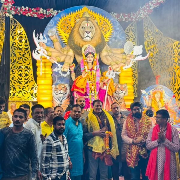 महापौर यादव ने विभिन्न दुर्गा पंडालों में किए माता के दर्शन, नगरवासियों की सुख-समृद्धि की कामना