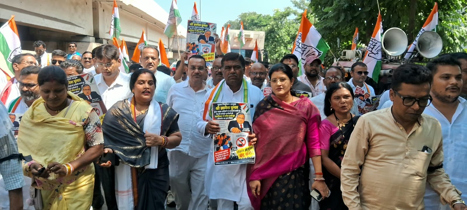 जिला कांग्रेस का हल्लाबोल : ‘वोट चोर, गद्दी छोड़ो’ के नारों से गूंजा शहर, पुतला फूंका