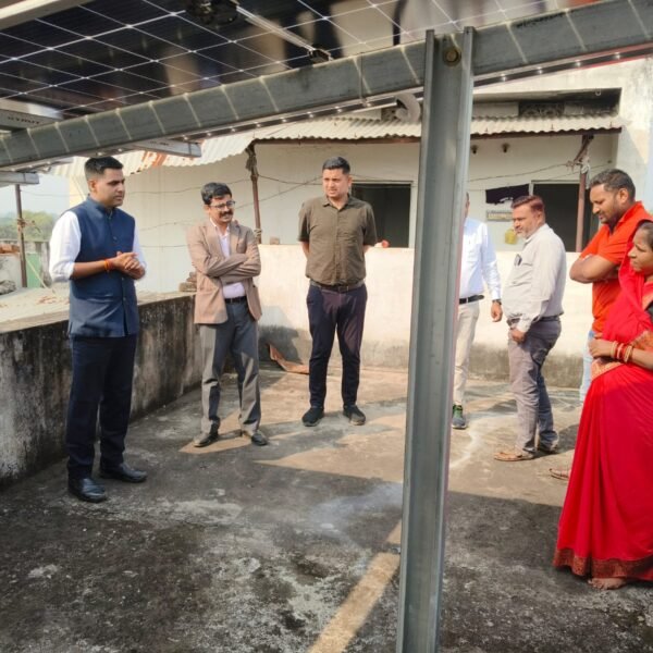 कलेक्टर जितेन्द्र यादव ने ग्राम सुंदरा में ‘प्रधानमंत्री सूर्य घर मुफ्त बिजली योजना’ का लिया जायजा